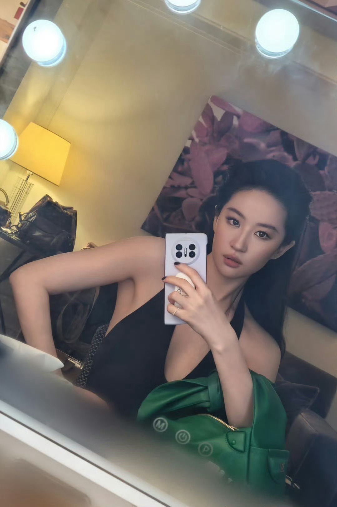 刘亦菲采访被主持人抢话哦吼 LV女王每次出场都是焦点 状态这么好一定要多多参加活