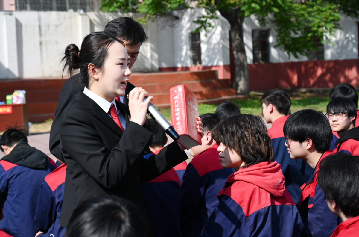 南阳高新区法院：巡回审判进校园 知产教育润心田