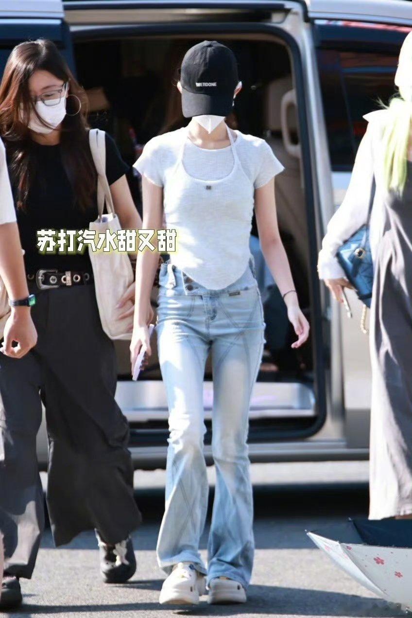 黄杨钿甜风波后首露面黄杨钿甜历经了风波之后，还能以如此良好的心态并且积极的状态投