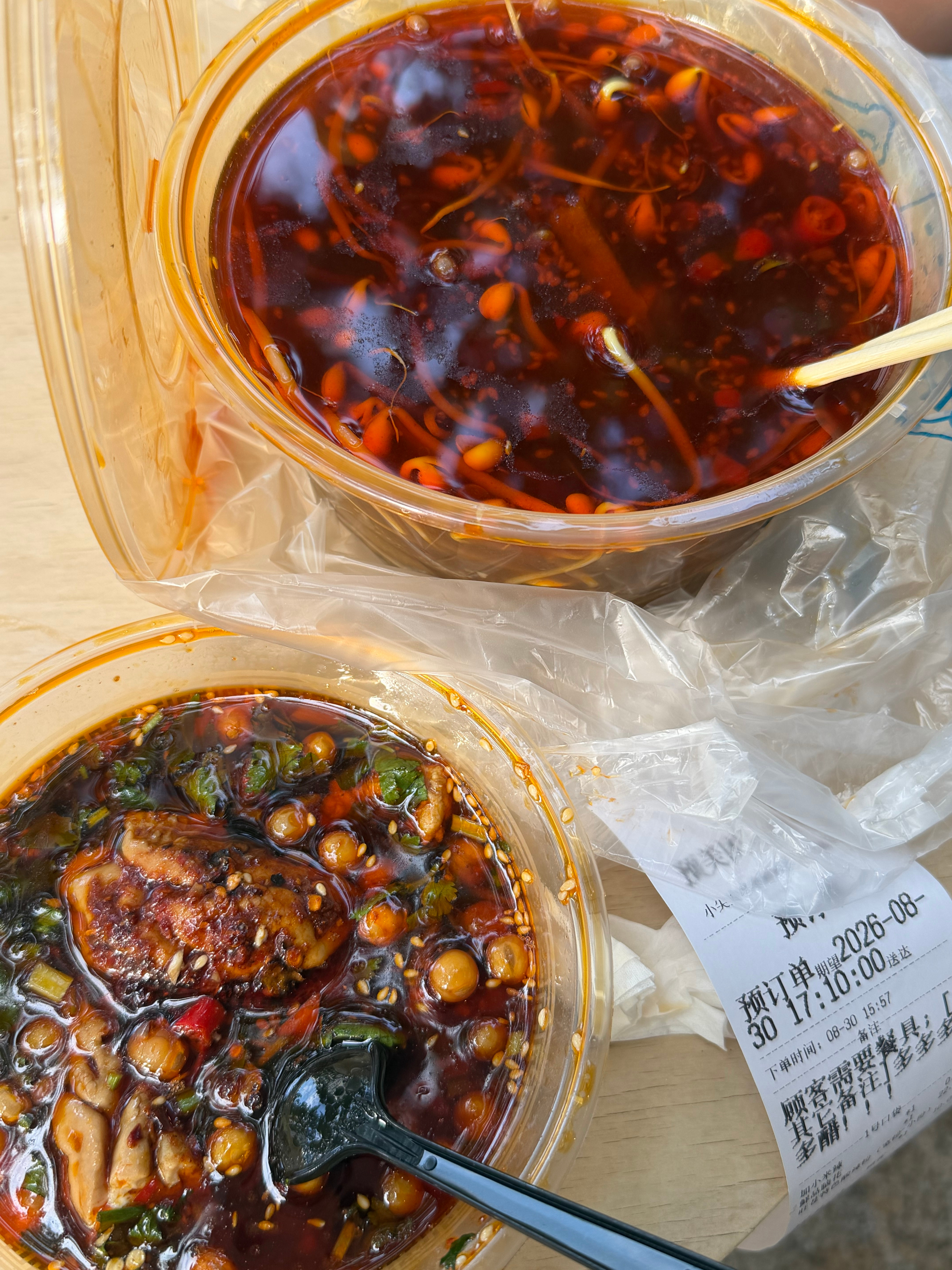 在成都西门附近可以去吃这家串串或者外卖哈哈哈脑花绝了！！火锅粉也绝了！！而且门店