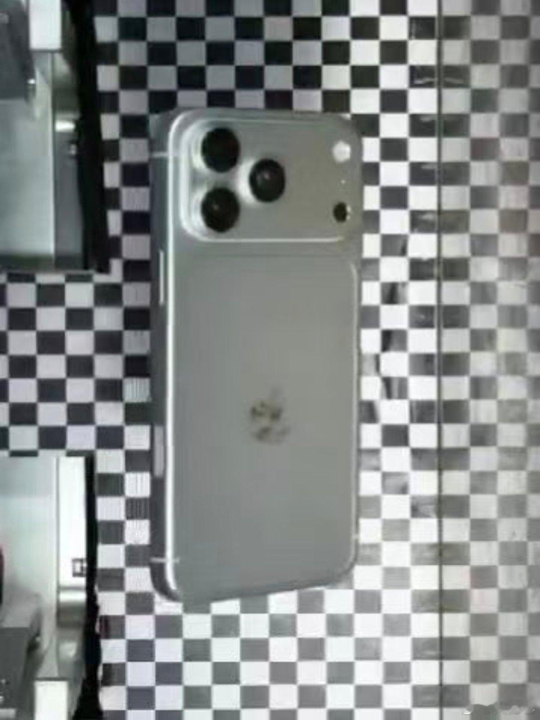 iPhone18ProMax银灰色 所以整体设计与iPhone 17 Pro基本