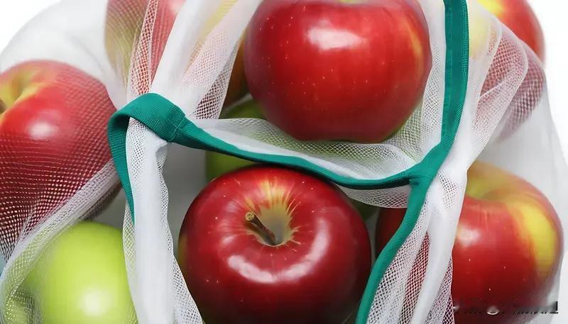 苹果套袋前三遍药用河水好不好，得从多方面看。河水如果干净无污染，那用来配药是可以