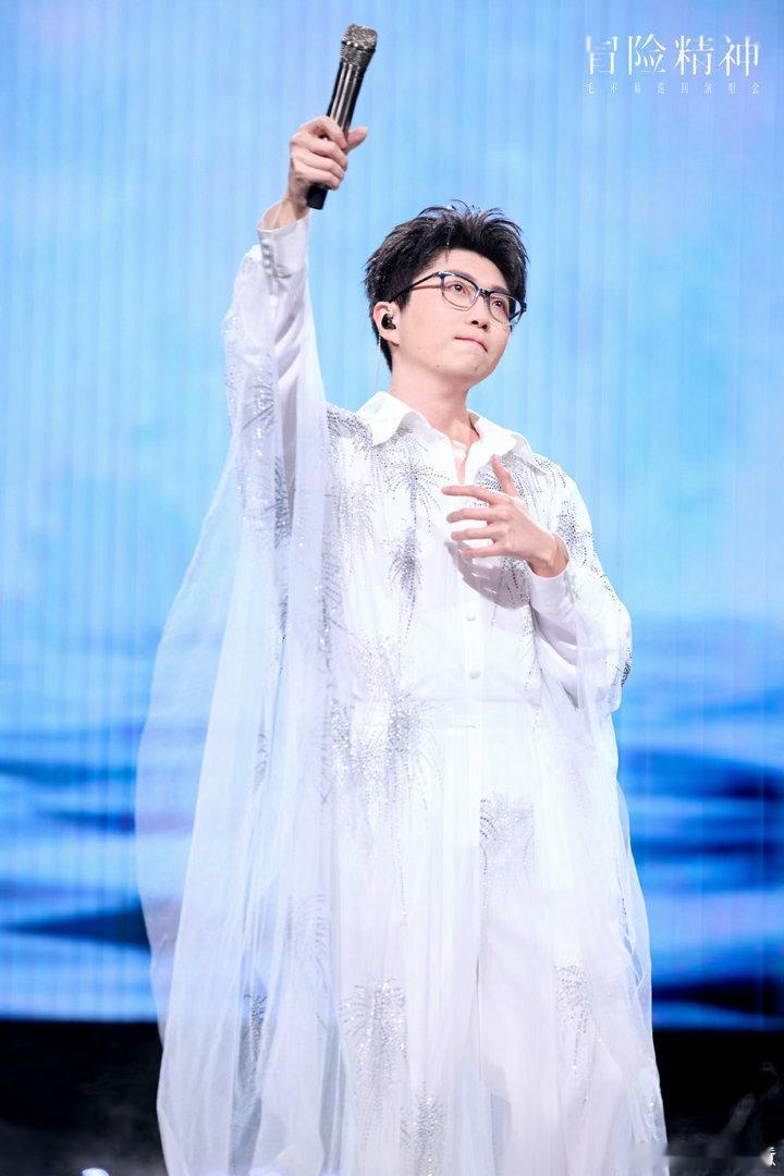 毛不易北京演唱会定档 他的歌适合一个人听，现场应该也是安安静静坐着听的那种氛围。