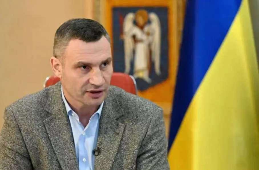 极寒天气之下，基辅又有近2600栋居民楼供暖中断。基辅市长克利奇科称，因俄方瞄准