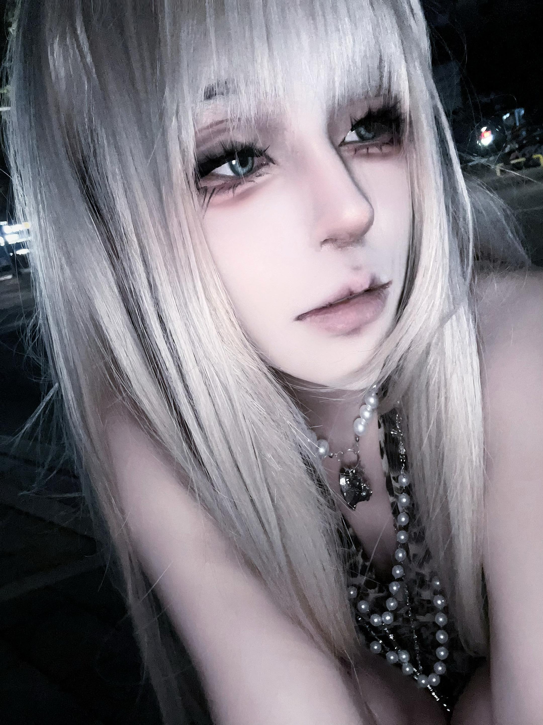 你淡漠的瞳孔裡 藏著一場有時差的雨