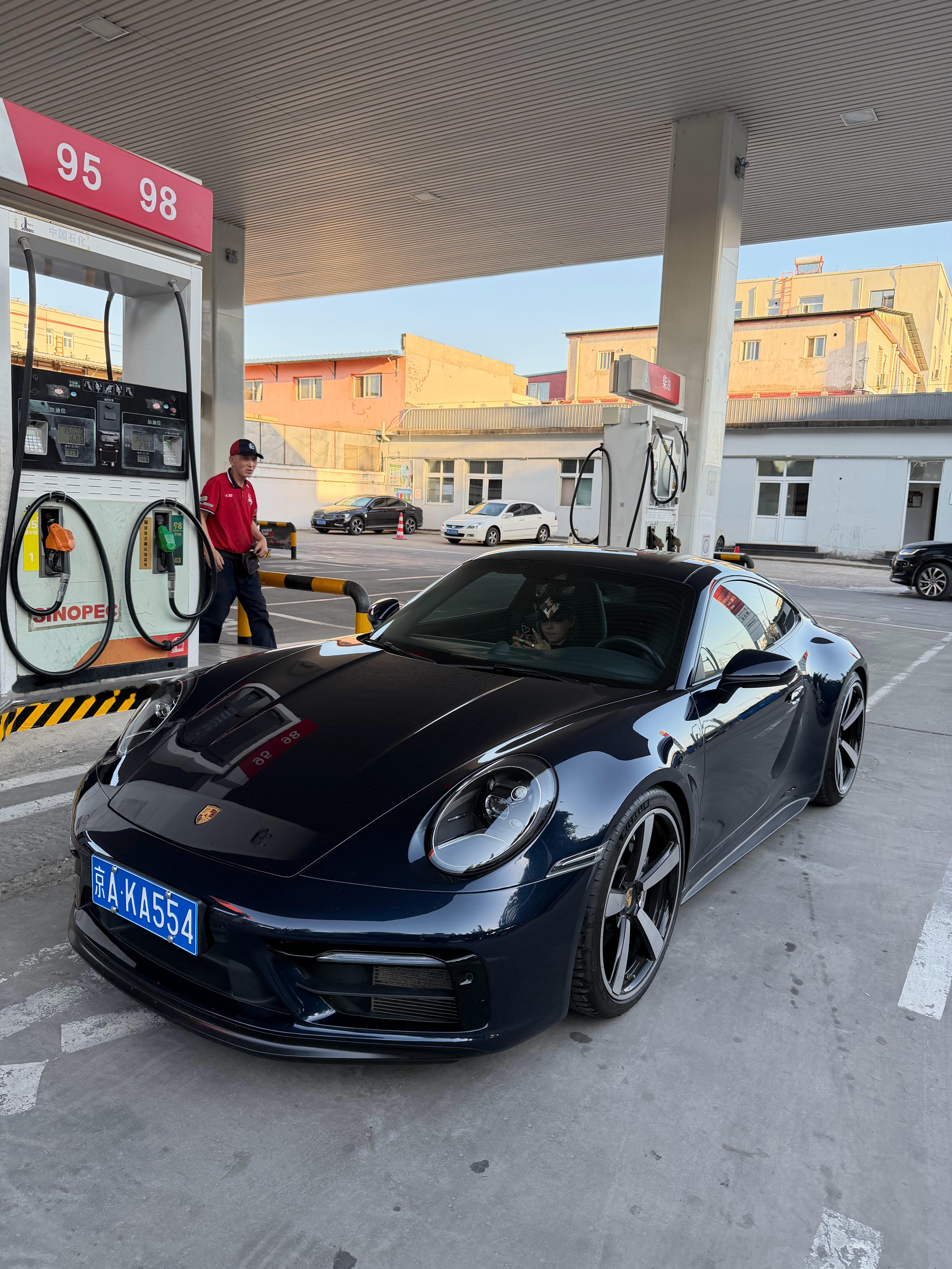 我发现很多客户有个误区 认为岳子开的车喜欢都可以来 店里在售的911你们不要非追
