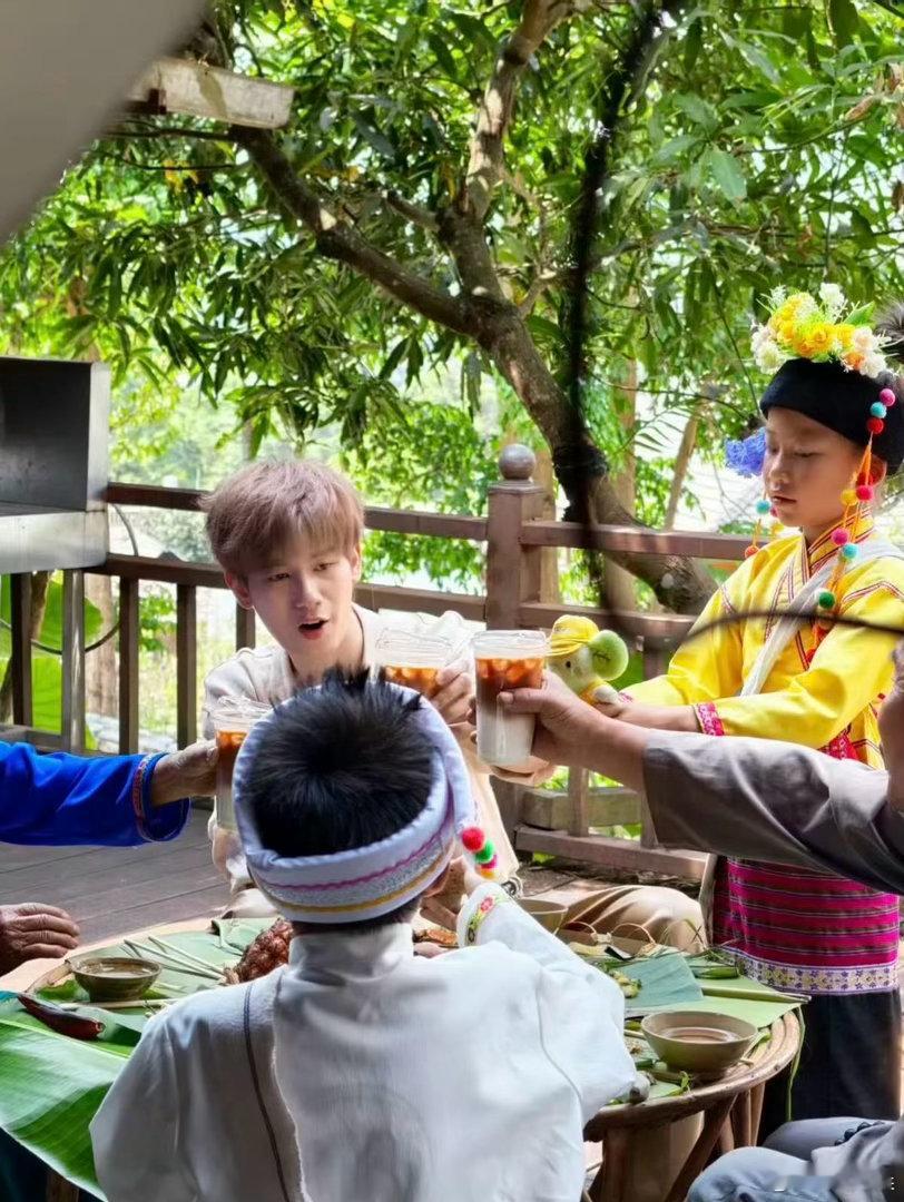 在普洱偶遇胡先煦胡先煦又换新发色了胡先煦普洱路透曝光，发色再度更新，年初蓝绿、白