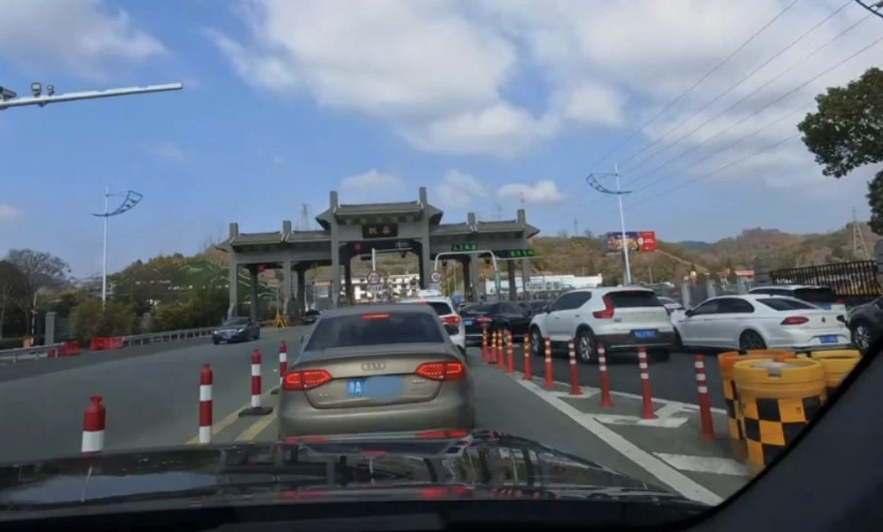 游客丢相机“以为找不回”没报警，没想到安徽交警给他寄回来了