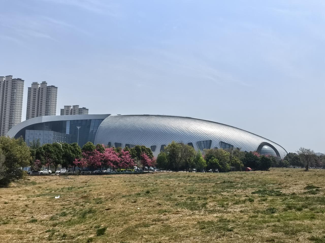 呈贡这边的云南省科技馆（大巨蛋），云南建投的在做最后收尾工程的冲刺了，现在基本成