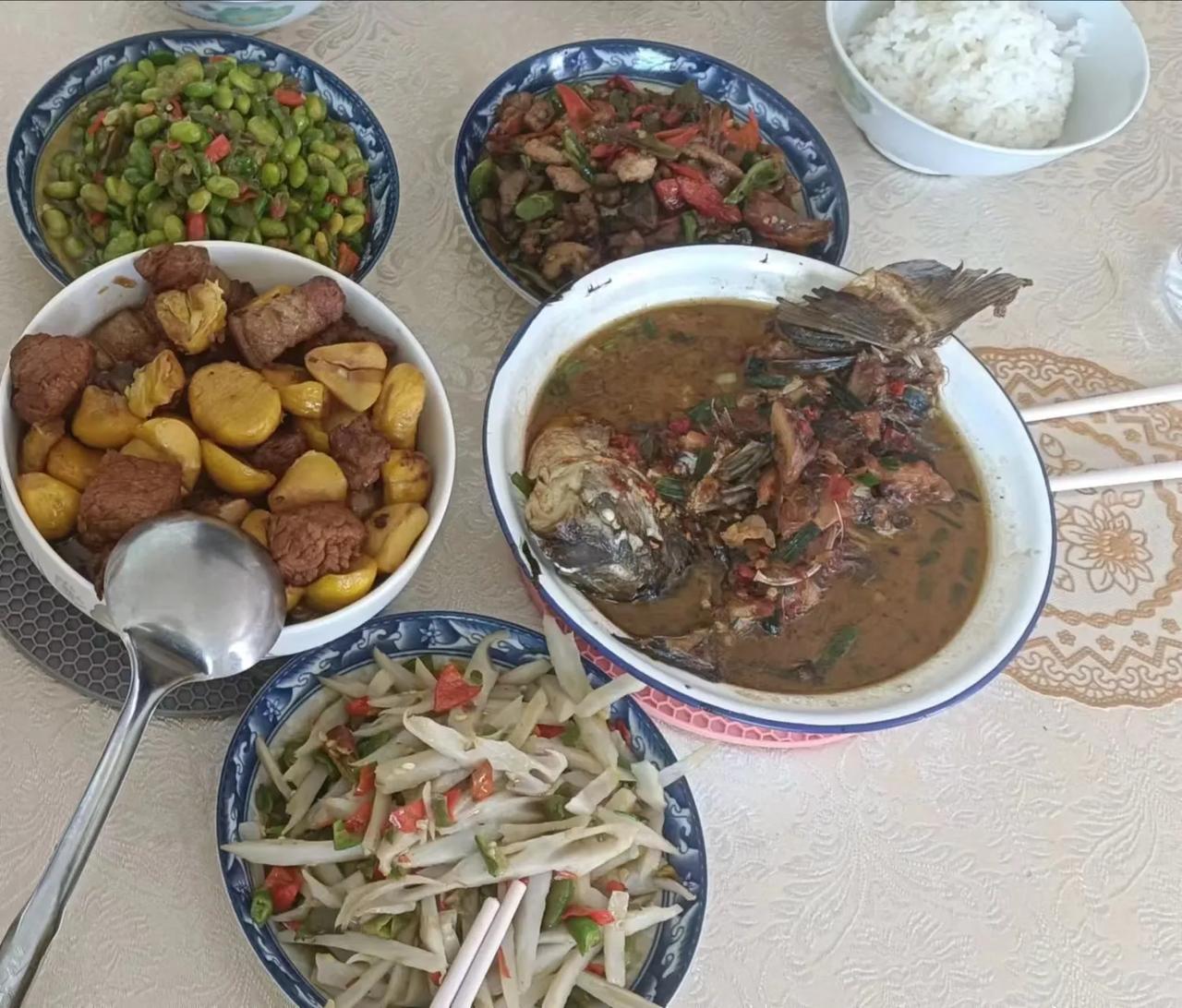 上班前的中餐
国庆假期快玩结束，明天，孩子得回单位上班，多烧两个菜犒劳一下。愿孩
