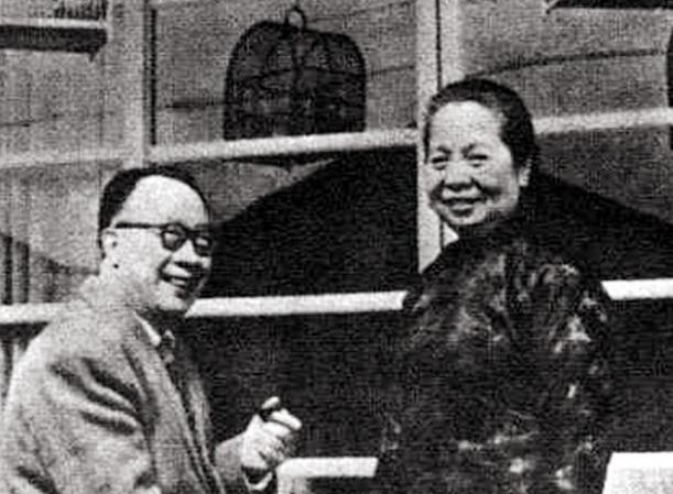 1974年，梁实秋和妻子程季淑去西雅图市场购物时，程季淑发现丈夫的鞋带松了，于是