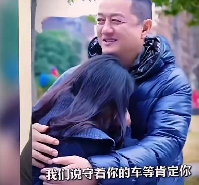 2008年汶川地震，李亚鹏救了一位四川女孩。长大后这个女孩得知李亚鹏生意失败后，