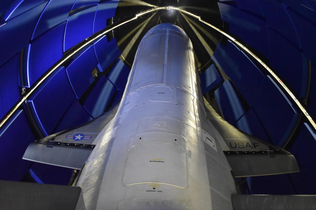 【X-37B发射时间推迟】美国X-37B轨道测试飞行器因发射台排期等问题，发射时