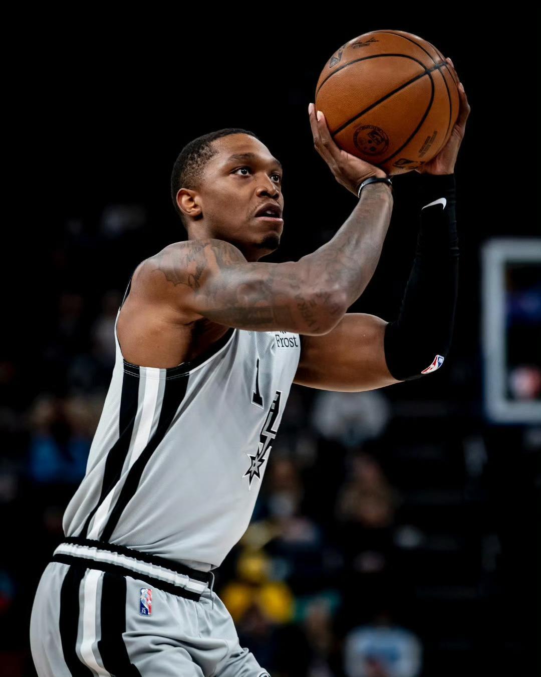 重返欧洲联赛🏀朗尼·沃克签约马卡比特拉维夫合同为期三年，总价值约为1000万美