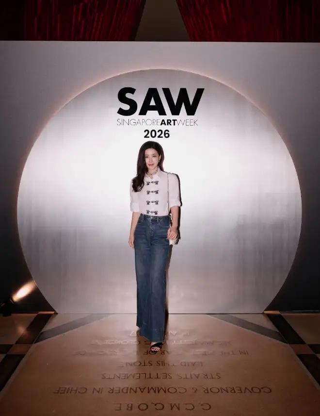 41岁“朱珠”带火了一种初春新穿法，
穿白衬衫+牛仔裤，高级又洋气