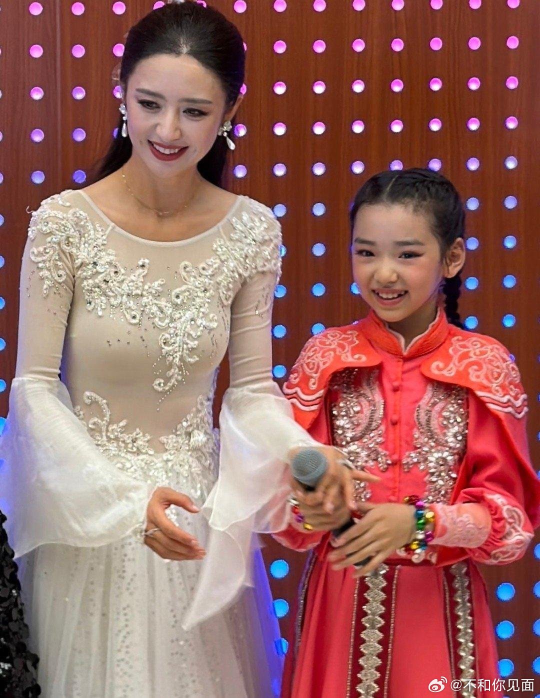 10岁小酒窝跟佟丽娅演完音乐剧，亲爸高云翔背双肩包等在门口接她回家，网友懵了：他