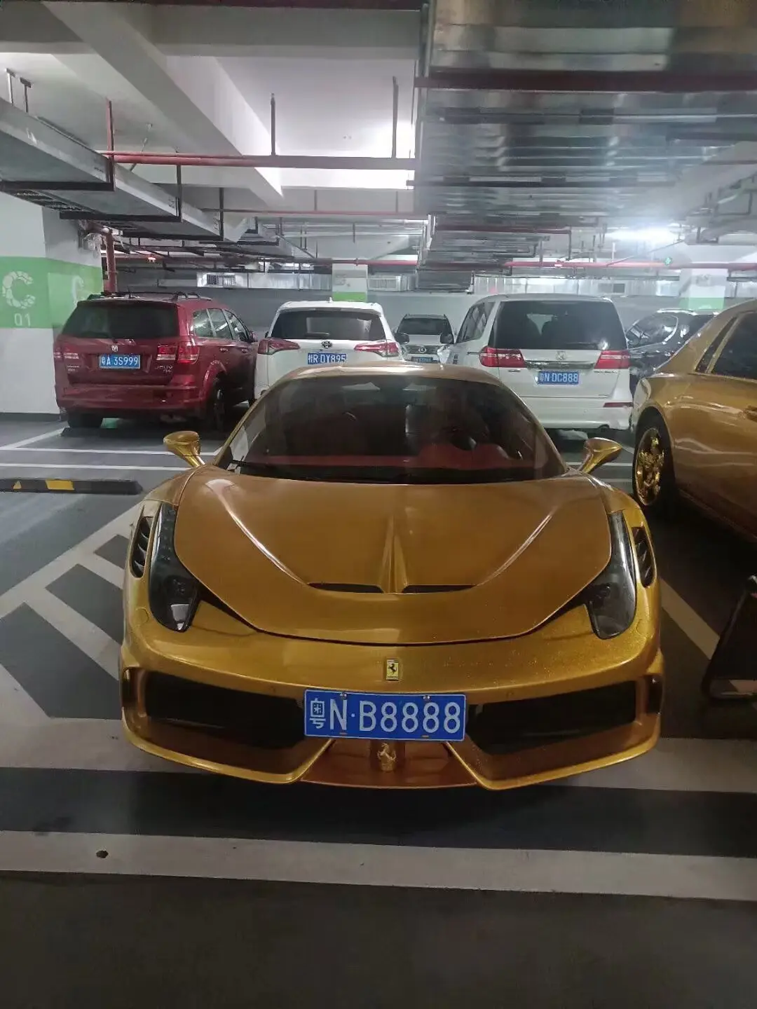 在路上遇到最好保持距离万一撞上可赔不起！  收藏品