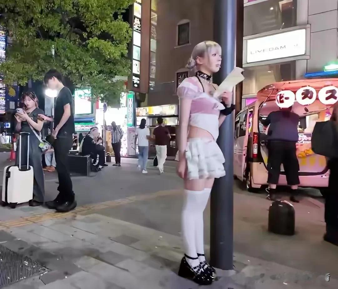 东京新宿大久保公园那条街上，一到晚上九点就有些女孩子站着了。有的穿着校服裙摆都起