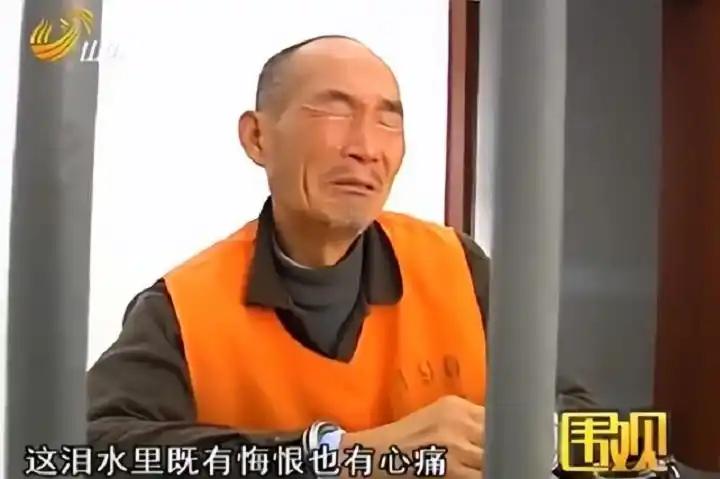 [下雨]“杀得好！”2011年，山东六旬老人杀死亲孙子，到派出所投案自首后，全村