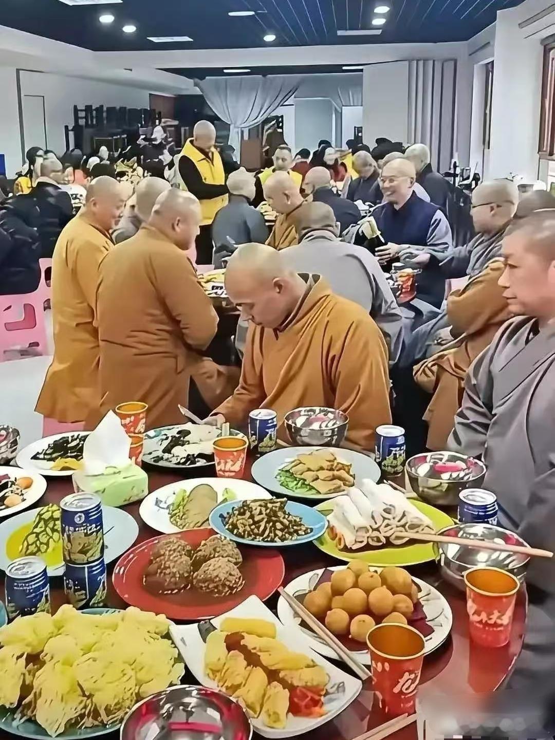 看到这一幕你还会进寺庙吗？