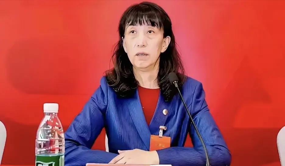 赖亚文看中国对捷克比赛非常生气，两个月集训没有长进还有些倒退
中国女排0比3不敌