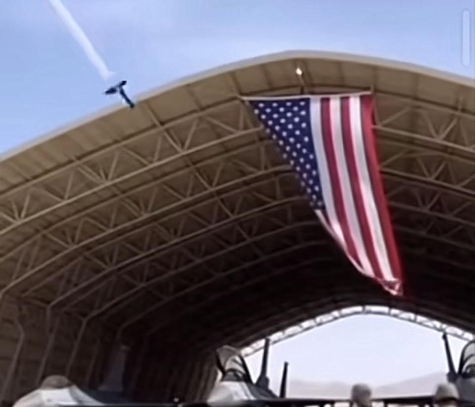 雄鹰展翅翔，国威显威严。