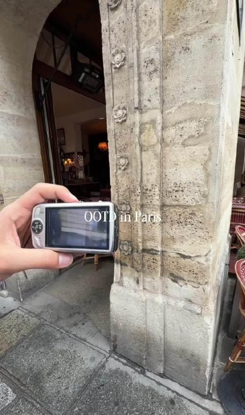 邝玲玲TT更新：「OOTD in Paris」

哈哈哈哈哈哈哈猪猪眼里只有食物