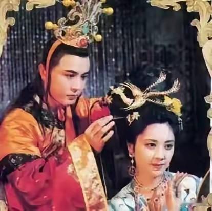 古代女子缠脚不仅仅是富人家的事，穷人家一样要缠脚，因为在以裹小脚为美的年代，大脚