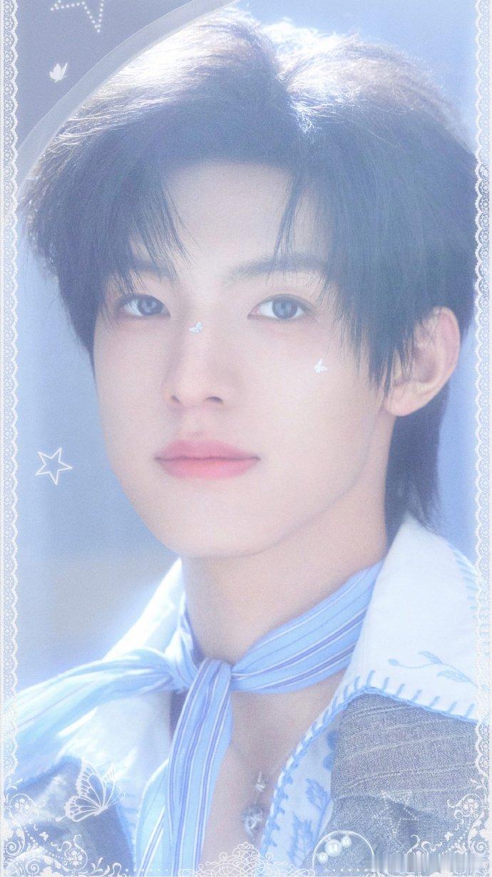 张泽禹演唱会宣传照张泽禹澳门演唱会妆造 张泽禹演唱会宣传照，这个妆造太漂亮了，演