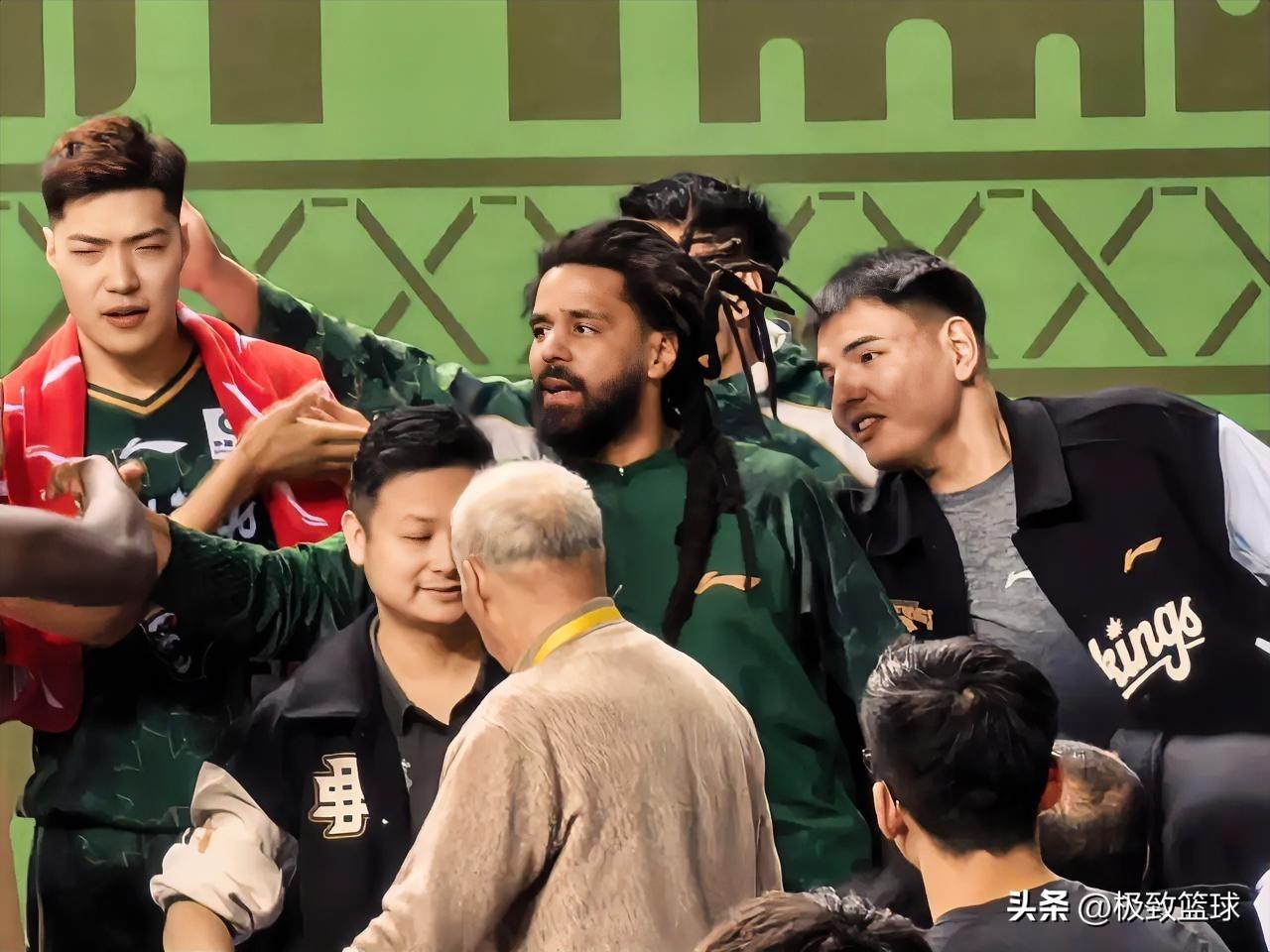 格莱美巨星J. Cole现身南京队替补席！
 
今晚，南京同曦主场对阵宁波，变成