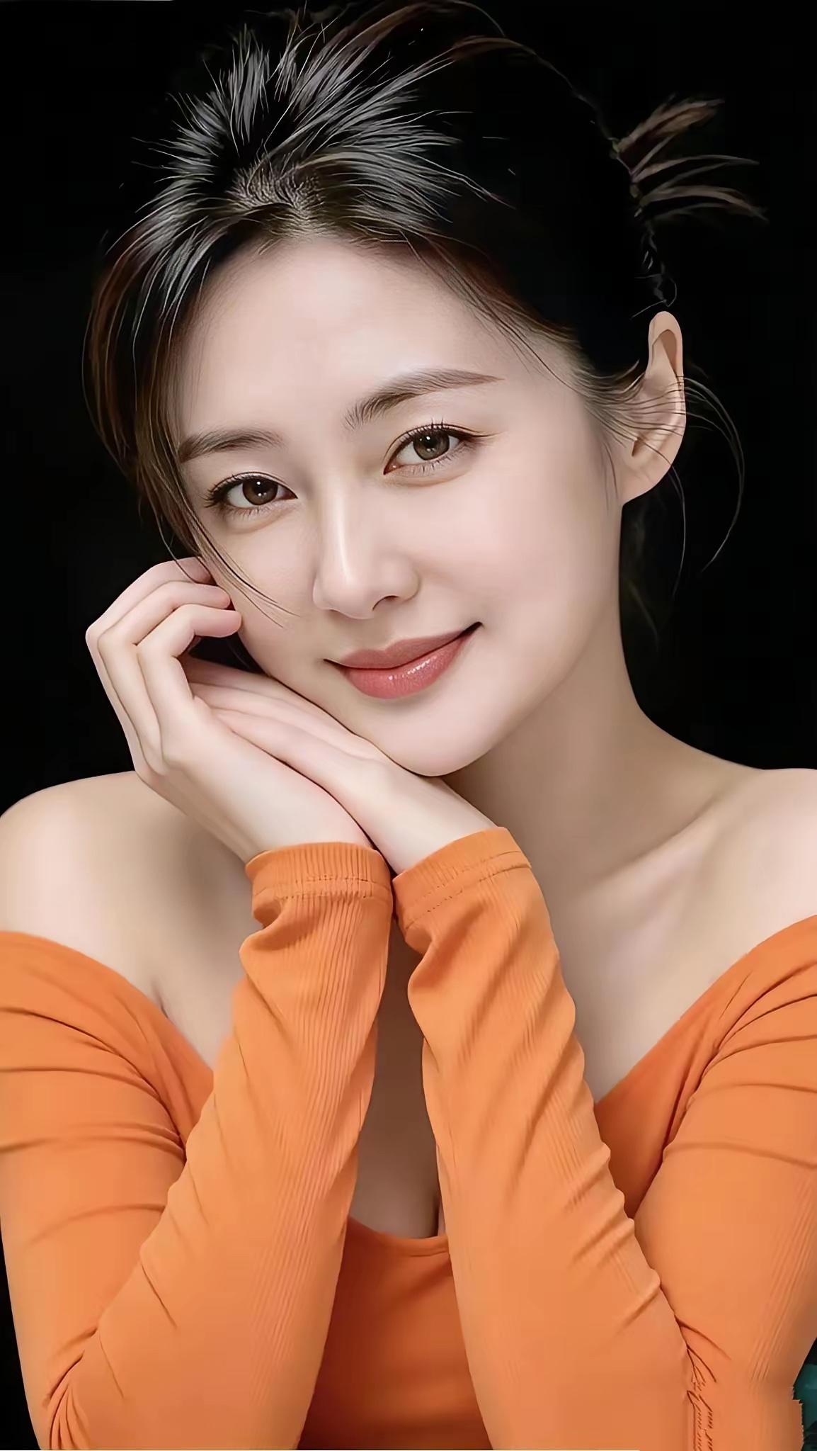 千秋无绝色，悦目是佳人；
倾国倾城貌，惊为天下人。
此女有寒梅傲骨之美，有雪莲清