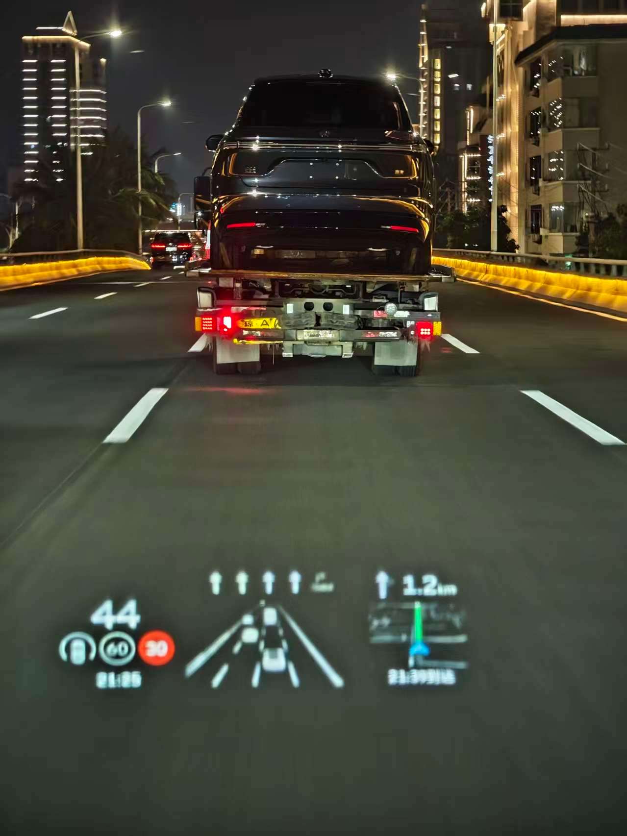 到店咯，还有两天就能看车了。但海口牛屋这台颜色有点低调啊。。。新能源汽车蔚来ES