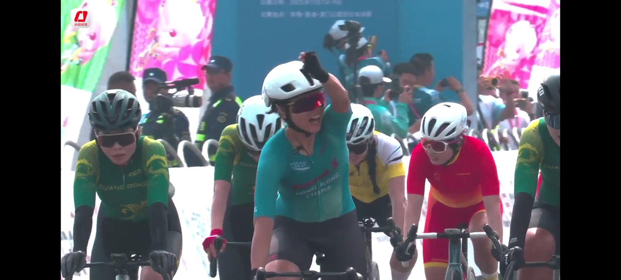 恭喜香港获得本届全运会首金！女子公路自行车个人赛，中国香港选手李诗颖在最后时刻脱