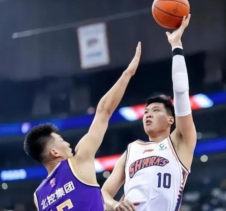 上海男篮闫鹏飞确定留队

来自上海队的内线球员闫鹏飞，近日他在个人社媒中发布了最