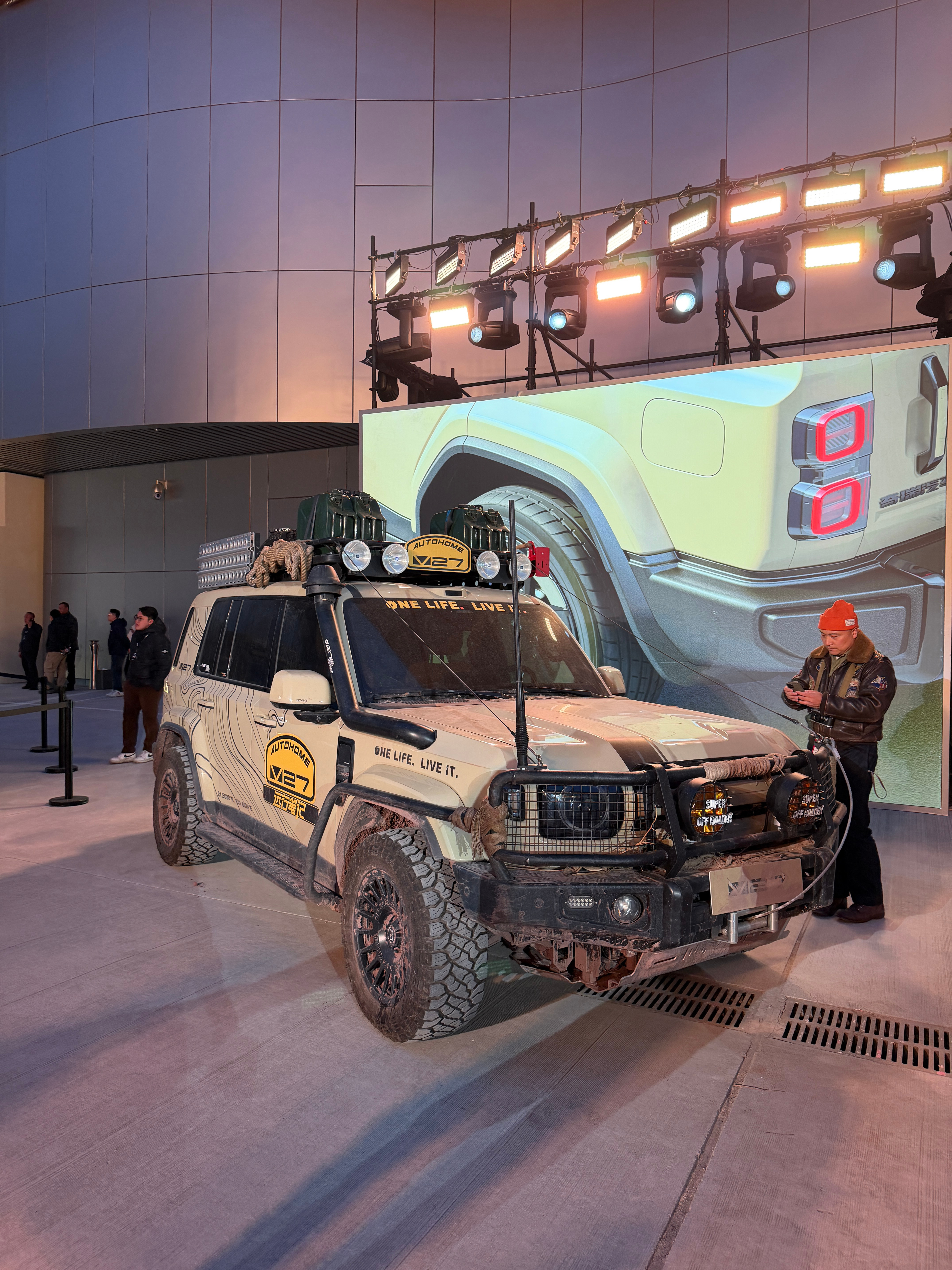 iCAR作为奇瑞集团最有个性的品牌发布会的现场确实可以看到很多改装版本相比以往很