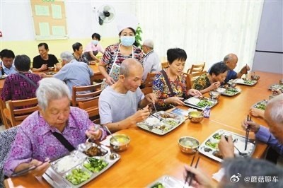 杭州爷爷奶奶的电子饭搭子有点甜刷到杭州爷爷奶奶的电子饭搭子、社区食堂的新打饭阿姨