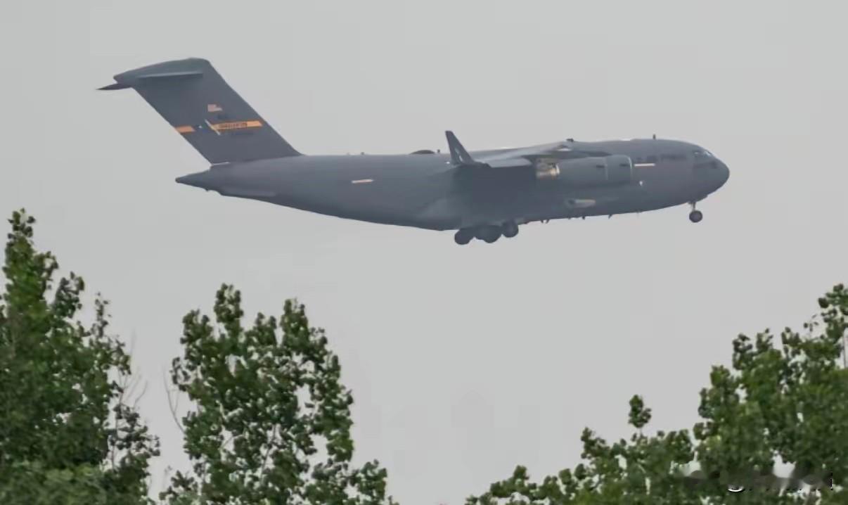 外媒5月2日报道：“一架美国C-17运输机从安德鲁斯联合基地起飞后，被发现降落在