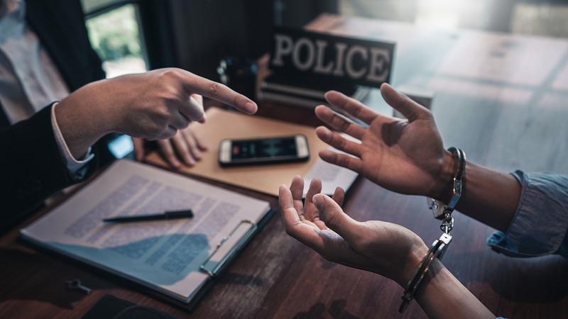 男子夸赞舍友帅气，诱导他做出点头、摇头动作并用手机拍摄，之后分8笔转走其1.2万