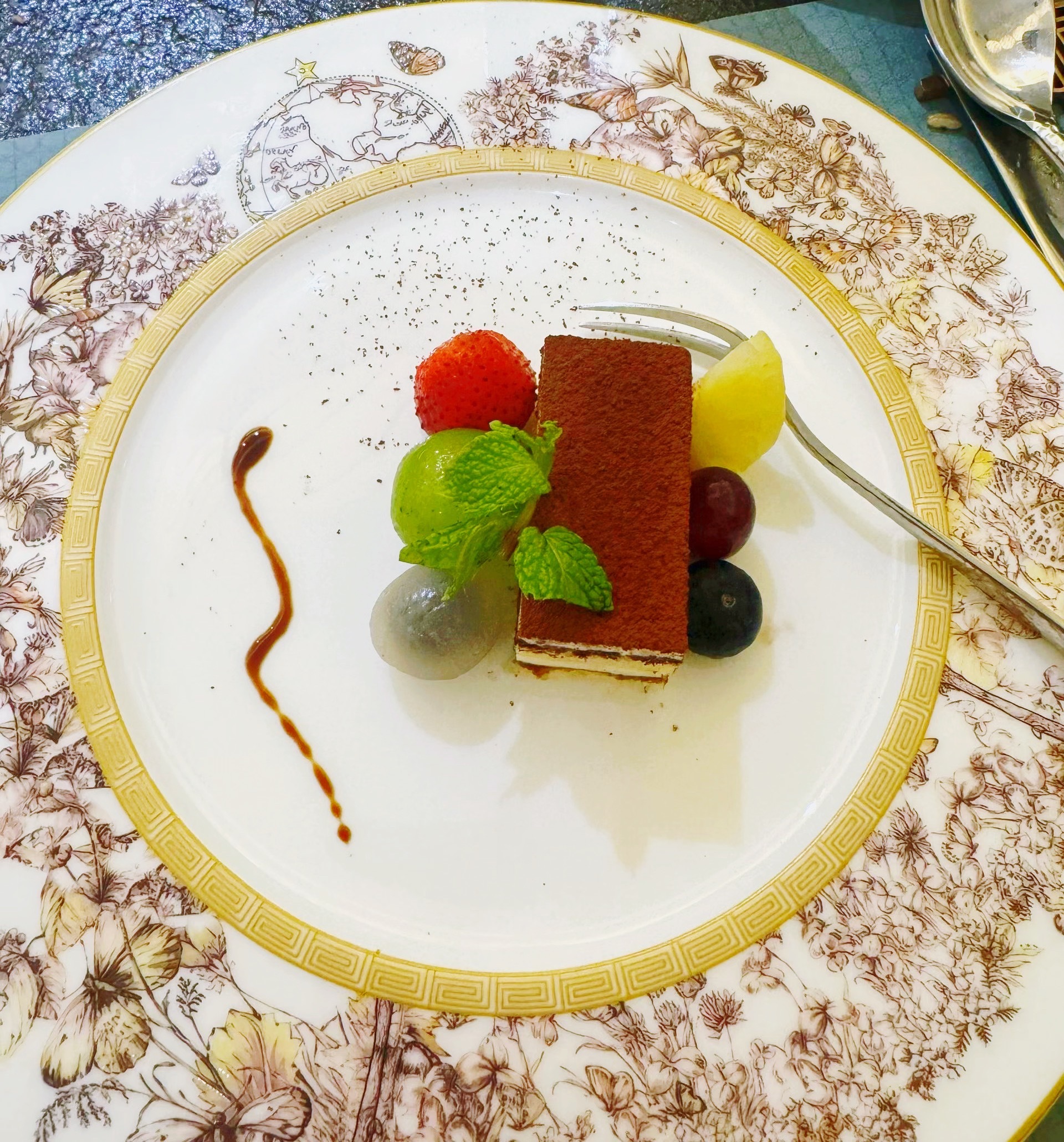 一餐一饭，皆是热爱；慢煮烟火，也煮滚烫理想。把平凡日子，吃出热气腾腾的远方。 ​