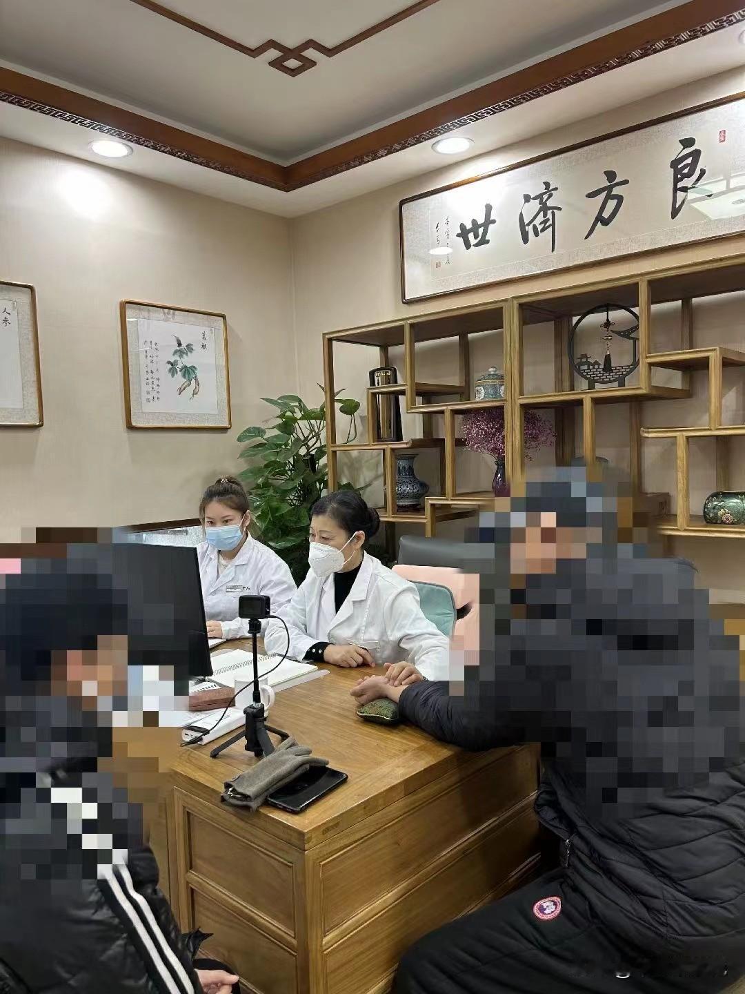 杨先生夫妇来复诊
杨先生反馈复诊胸闷心慌好多了，脚凉的症状没有了，爱人王女士腿凉