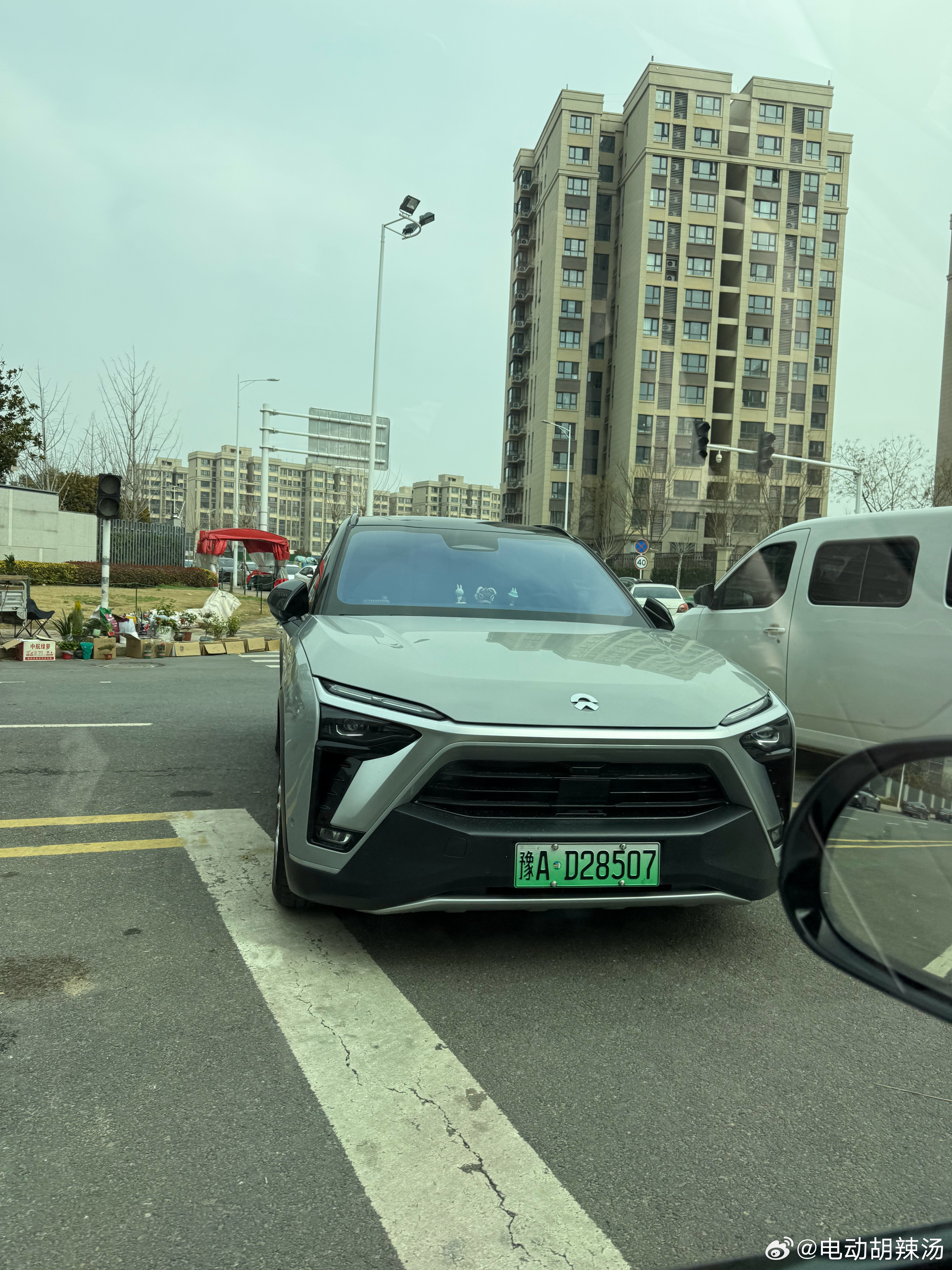 一出门看到停得很好的两辆车…我一看这车停的很好…晚上车少你停停也就算了，到白天都