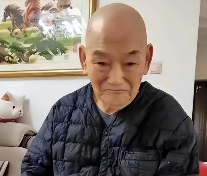 2001年，江苏一86岁老人身患老年痴呆，在家中反复念叨一串代号，儿子察觉到不对