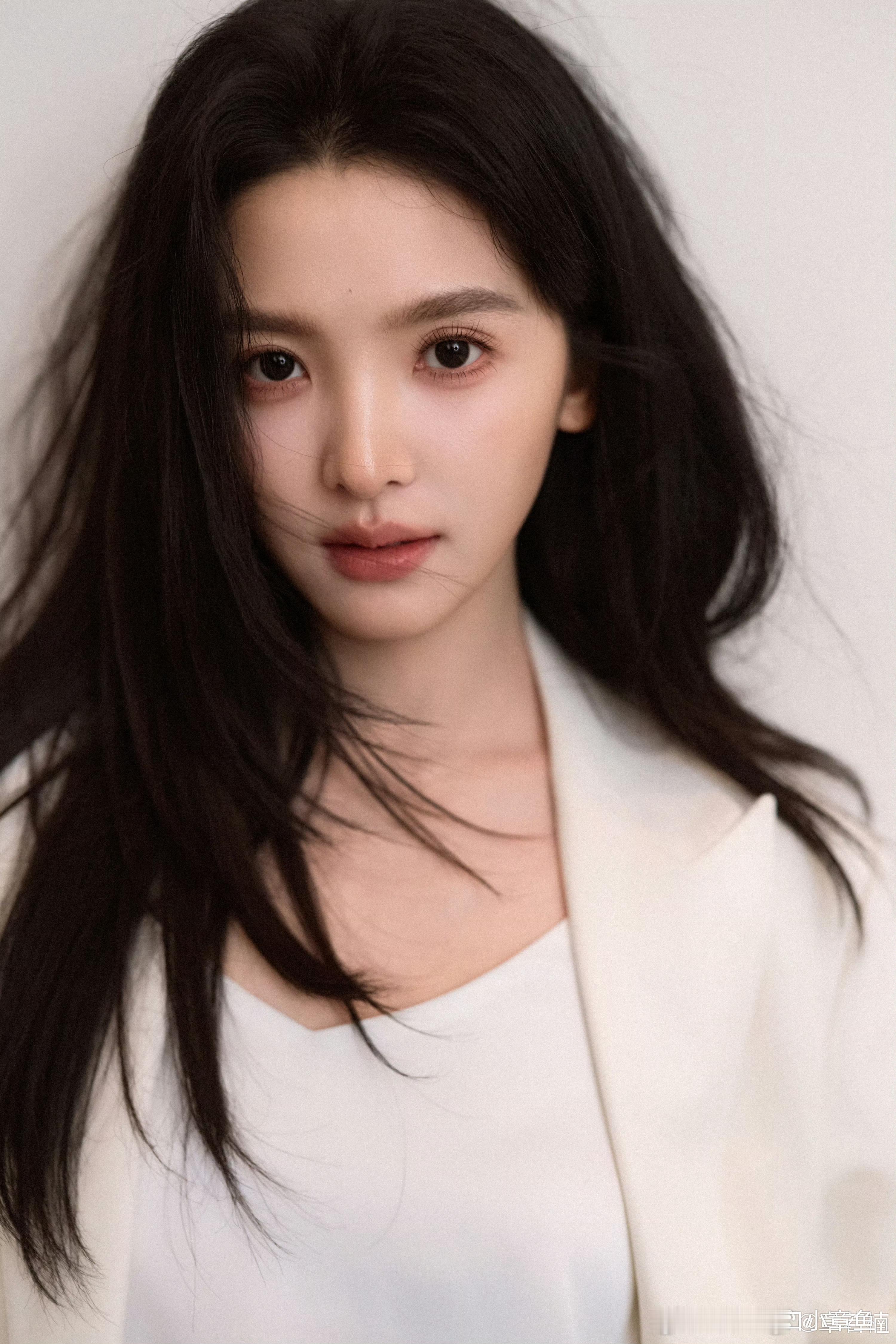 章若楠[超话]   zrn章若楠想把你和时间藏起来 我对你的爱就像百合花的花语一