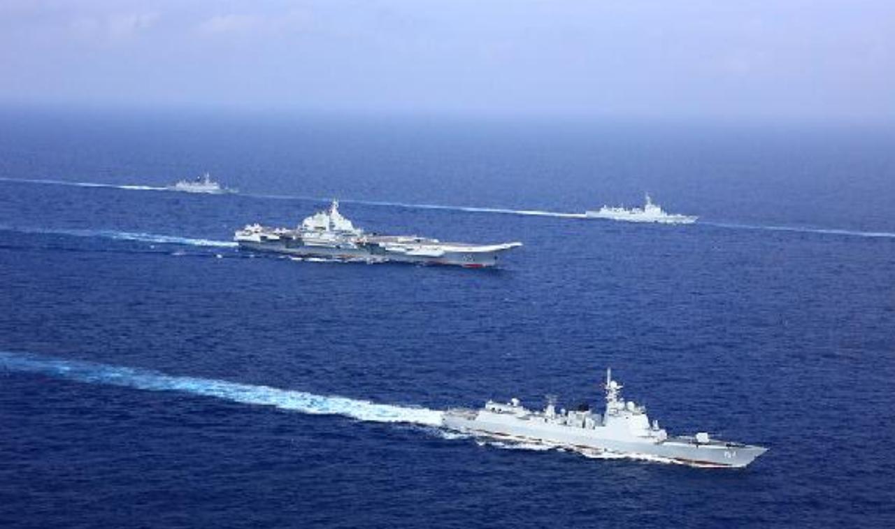 西太平洋战鼓隆隆，美日与中国都在排兵布阵，这片辽阔的海域既热闹，又微妙，很像是2
