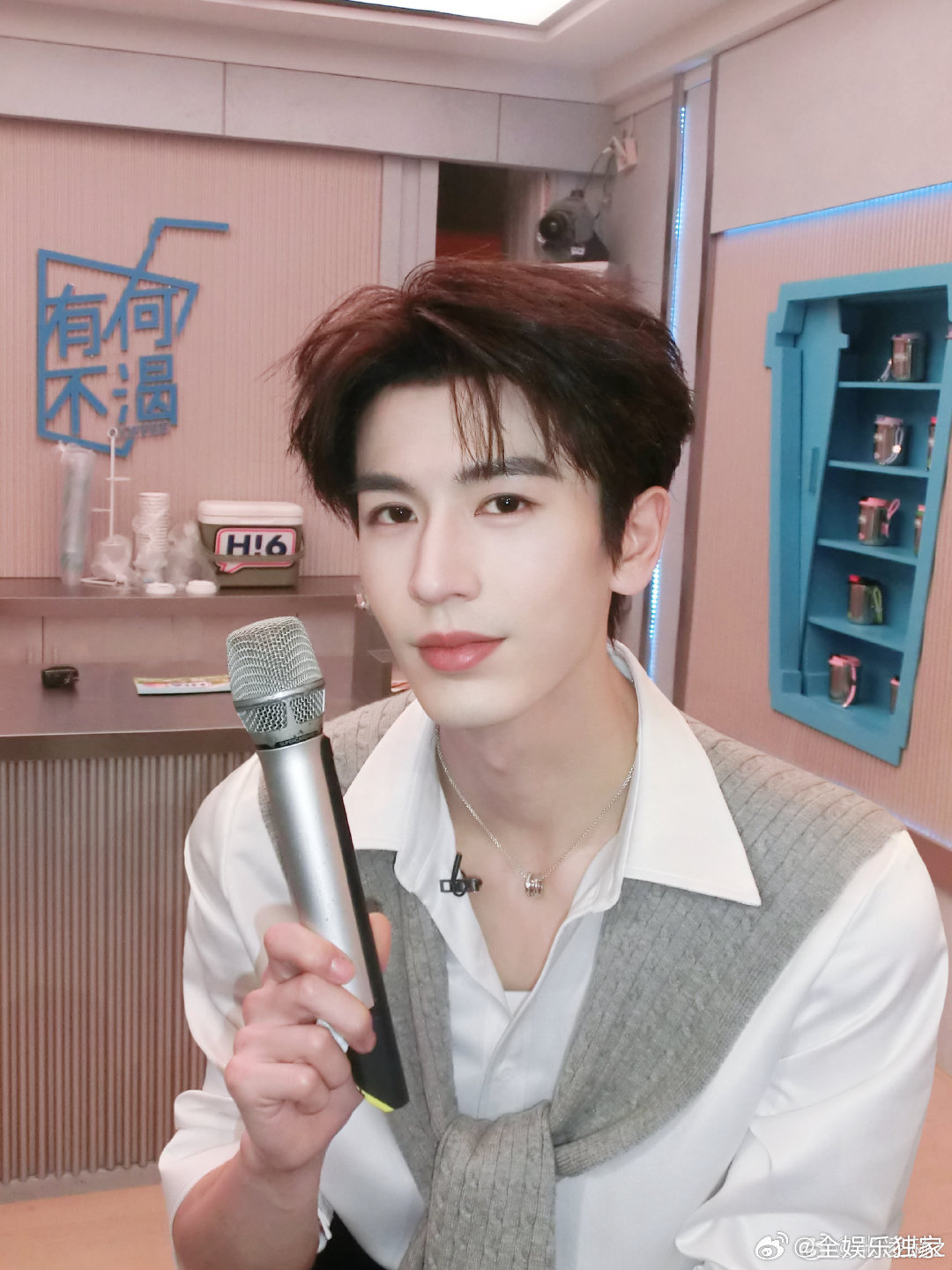 张凌赫情绪稳定大脑冷静你好星期六哈哈哈哈笑不活！丁程鑫李雪琴想激别人加价，张凌赫