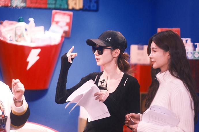 #戚薇六之大集花絮照掉落##戚薇六之大集花絮照# 戚薇的六之大集花絮照释放出独特