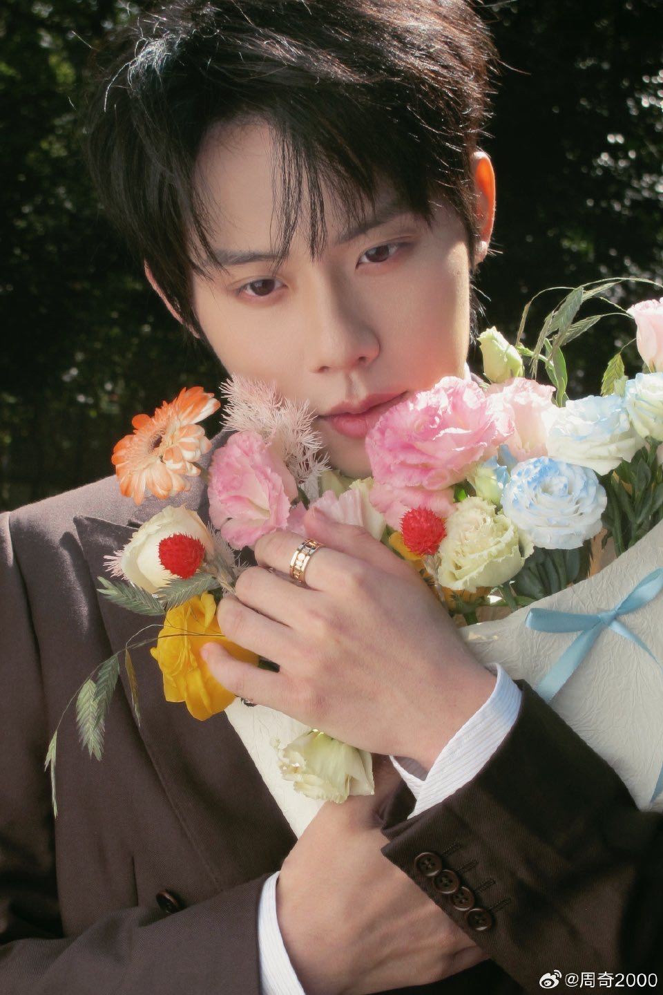 周奇 脸颊痣 谁还没有get到周奇侧颜的脸颊痣，春日西装look好贵气，一眼万年