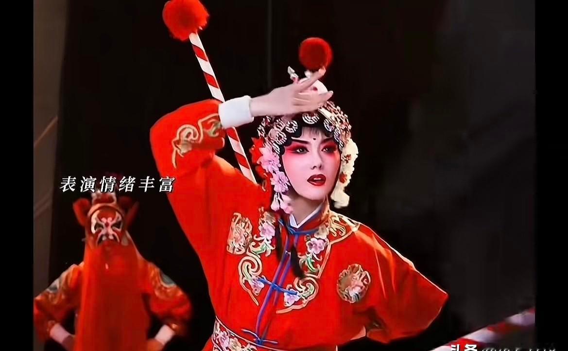 易青娥刚刚唱红《打焦散》，卸了妆回伙房端盘子。
没等来奖金，也没等到领导一句表扬