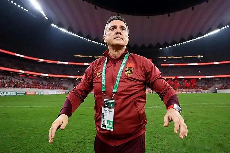 上半场虽然U23国足场面明显占优，但并没有真正打出太多有价值的机会。越南故意放出