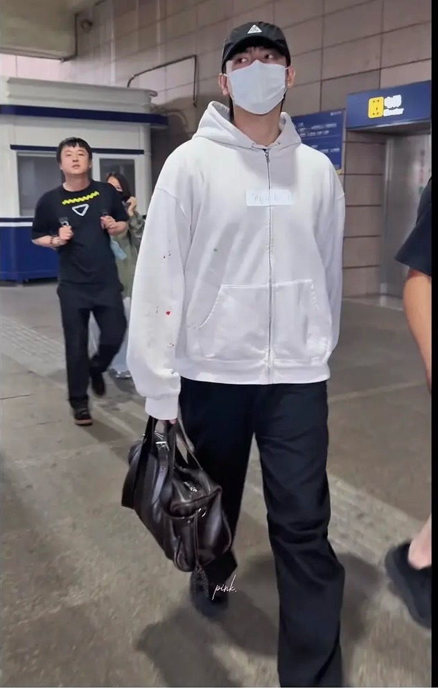 陈飞宇今天回国机场路透的衣服和昨天曝出的得物账号购买的衣服对上了只能说，好巧啊陈